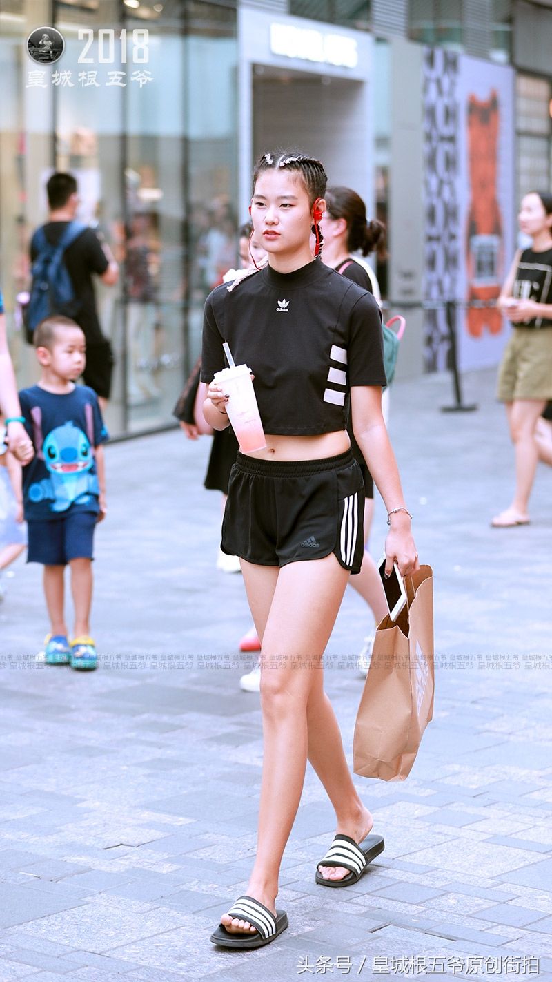 街拍:身材妖娆的时髦美女三伏天穿搭,凸显女性魅力