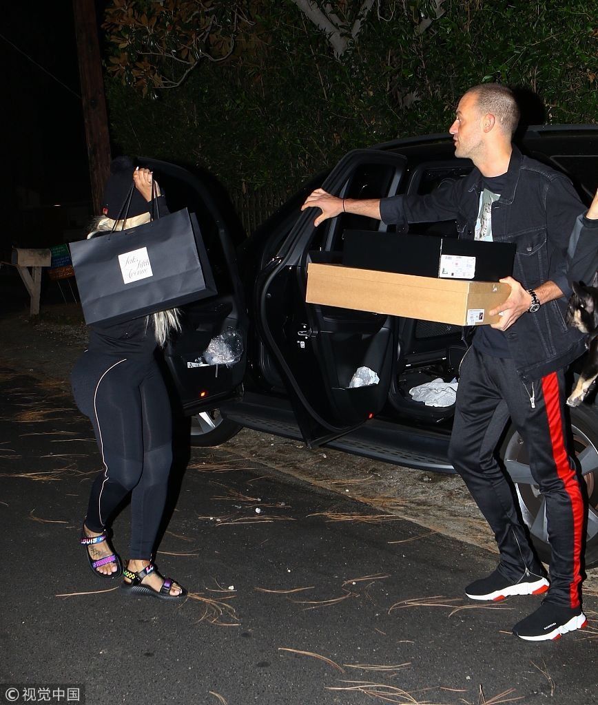 卡戴珊前弟媳布莱克包包举过头顶秀翘臀  单手抱狗狗与友人深夜热