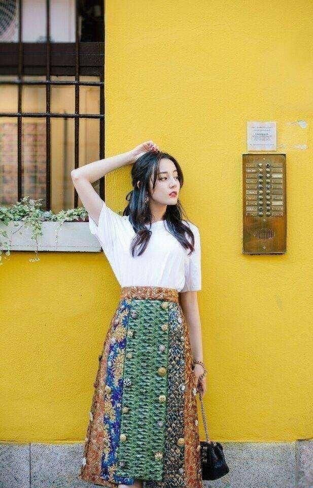 热巴最新海边照曝光，“花裙代言人”名不虚传，眼神里都是妩媚!