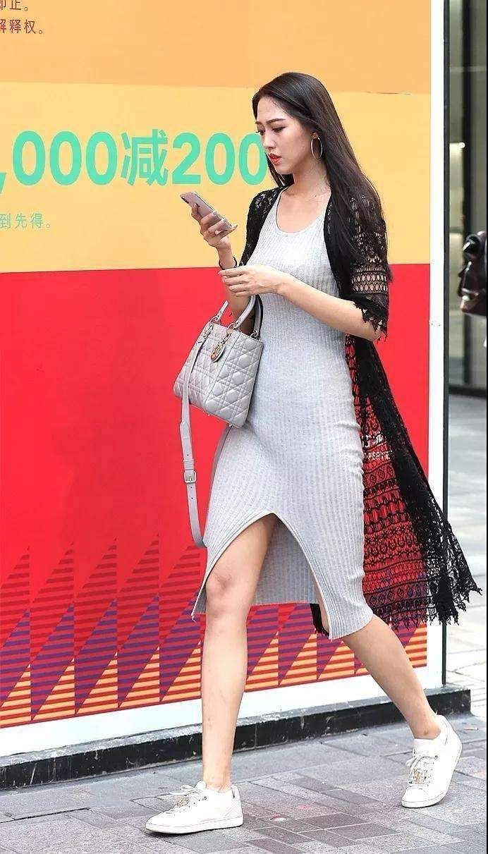 街拍: 身穿性感长裙的小姐姐, 美丽又动人