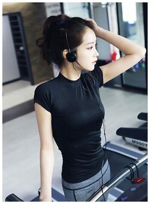 美拍：紧身裤展现出青春时尚的身材，衬托女人婀娜多姿的曲线！