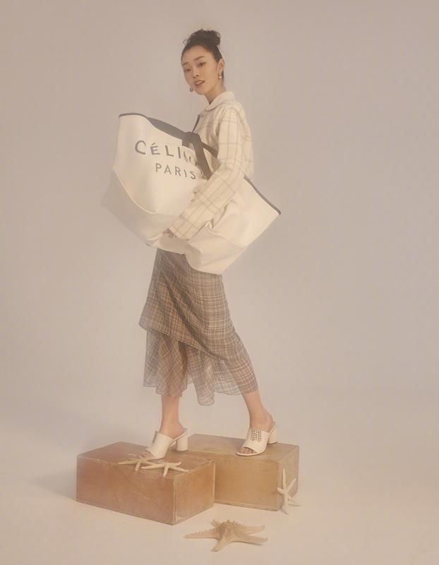 流量小花纷纷背起帆布包，宋佳苗苗帅气有范，宋轶张天爱显娇小