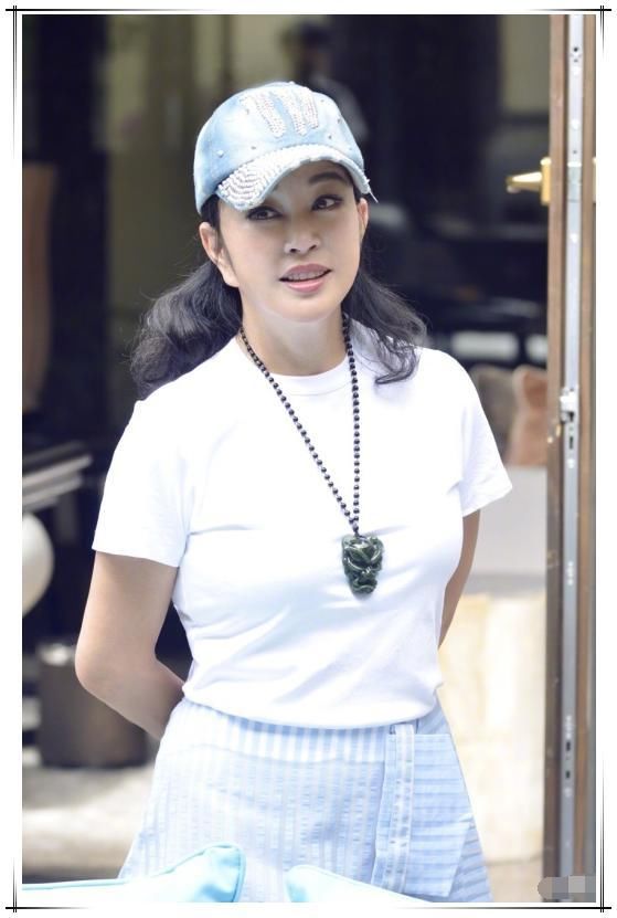 刘晓庆够狠！62岁还敢穿紧身T恤衫，网友：这身段只有22岁吧