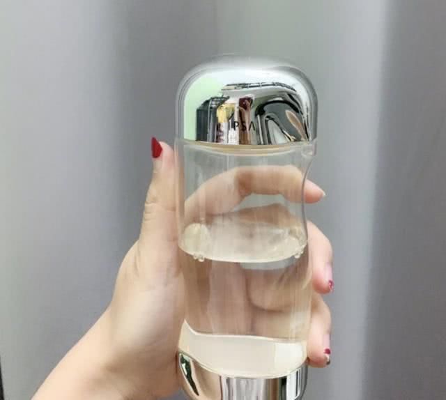  【皮肤】这种润肤水补水保湿抗氧化性，收敛毛孔实际效果非常好，让肌肤莹润细致显年青