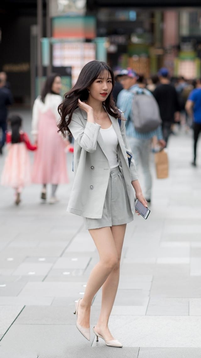  『身穿』路人街拍，小姐姐长发飘飘，身穿旗袍，显得特别青春