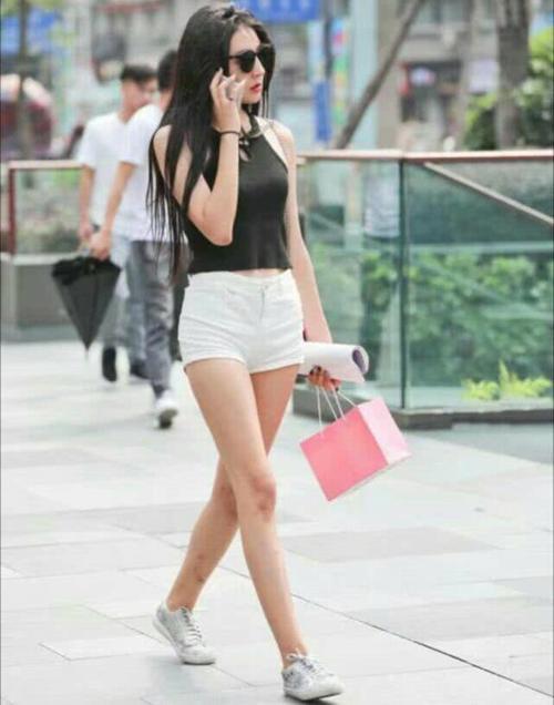 姑娘厉害了!好紧的短裤也敢穿出门,却收到不同寻常的效果