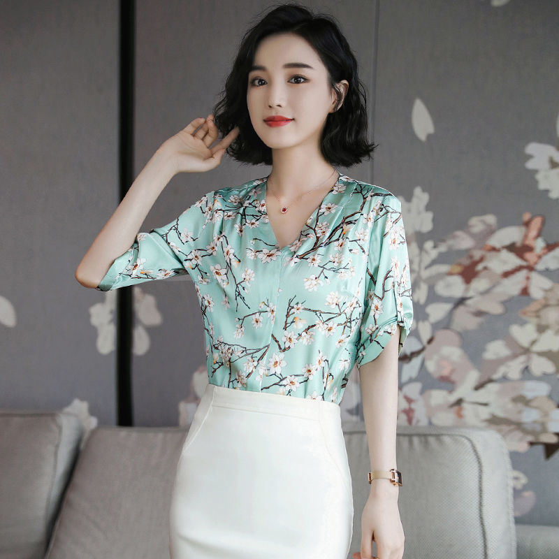 三伏天，越来越多女生在家不穿罩罩，学学下面这样穿。性感又迷人