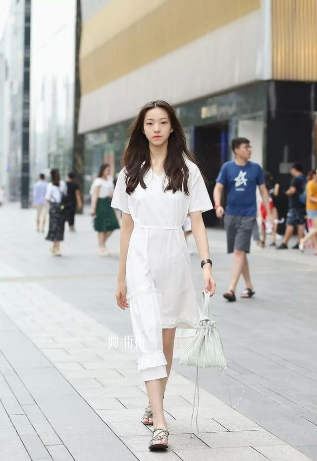 成都街拍:街头随处可见的酷girl，行走的时尚!