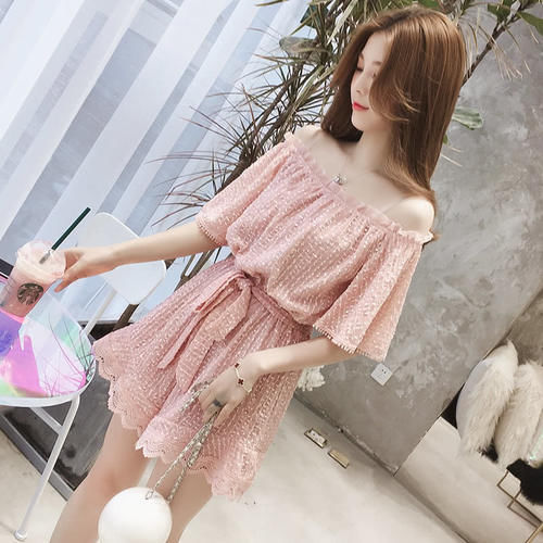 现在小姑娘真敢穿,逛街只穿个隐形“一字裙”,满满都是回头率