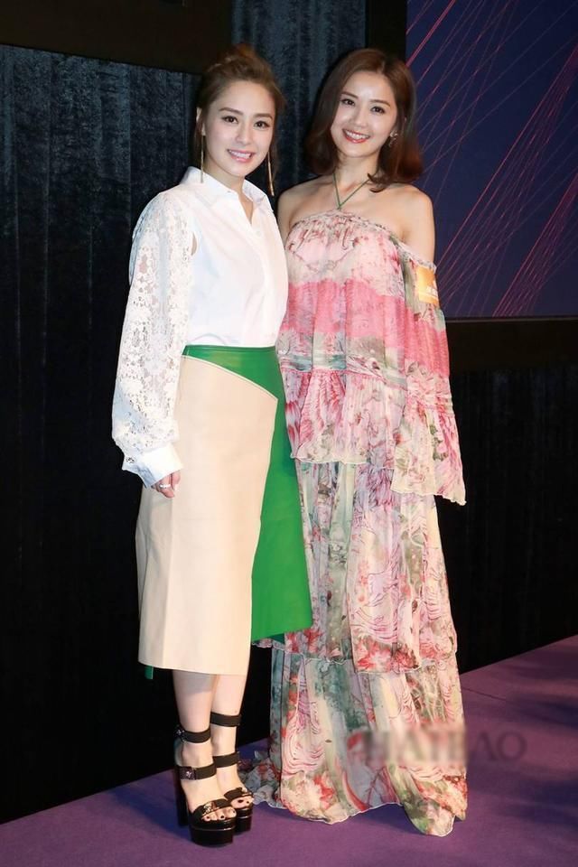 阿sa阿娇机场同框：一个像女王一个像助手，网友：都是衣品惹的祸