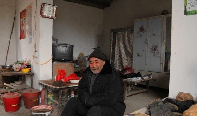 农村老汉，一辈子培养两个大学生，临走说后悔儿子有出息，为何