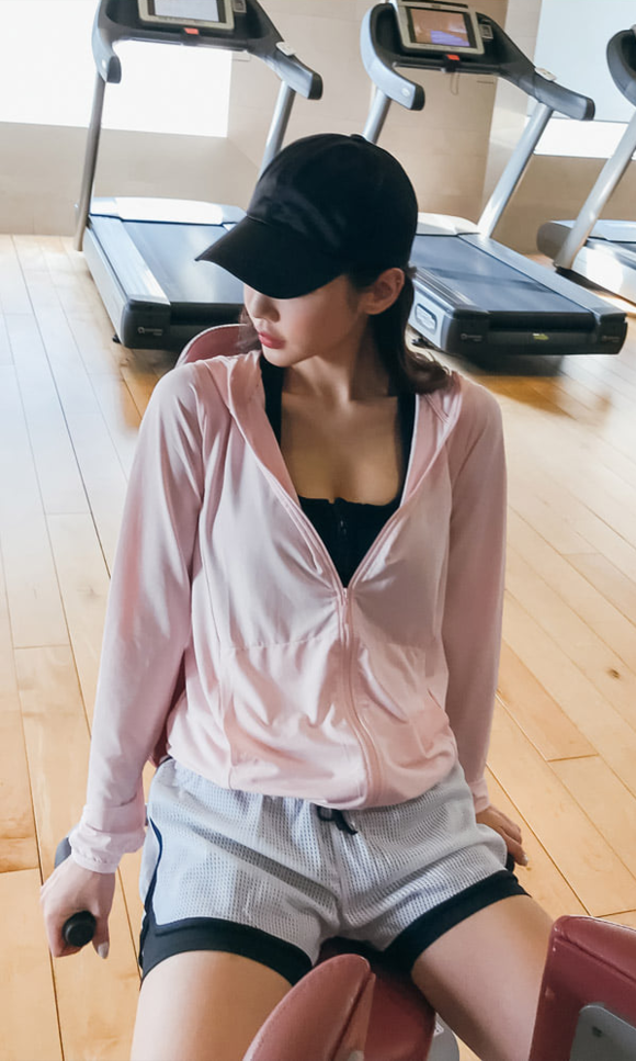 女神孙允珠，红粉青春律动运动带帽薄卫衣