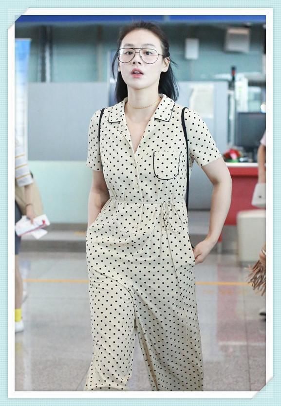 马思纯又瘦了？直筒裤硬是穿成了阔腿裤，网友：欧豪看了要心疼死