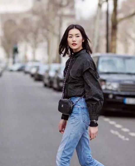 范冰冰晒短卷发照这角度也是自信的没谁了！而她直接年轻了20岁