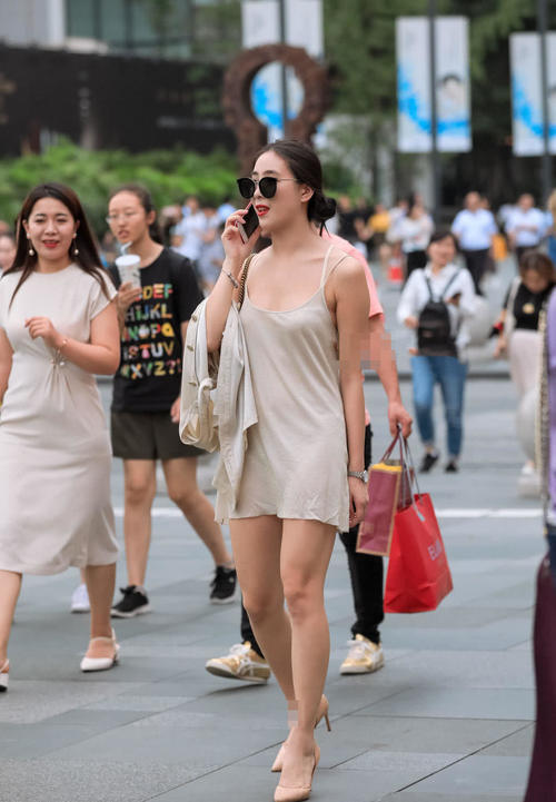 穿睡衣的小姐姐熬夜看世界杯，早上起来穿了一件睡衣就出门了！