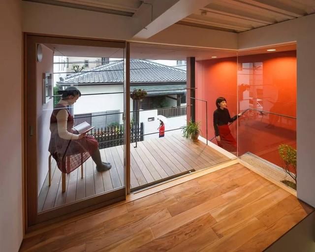 为啥日本男人进家门后要大喊“他大姨妈”！导游回答后所有人大笑