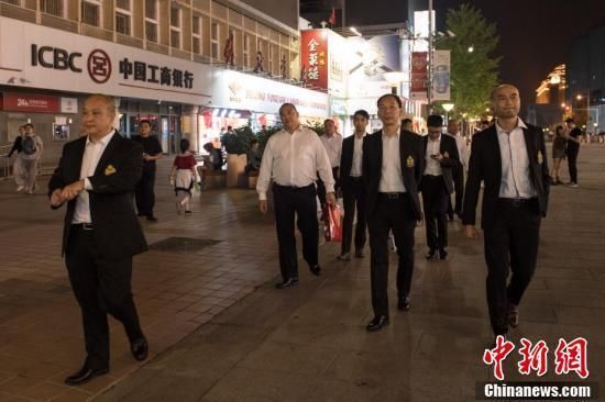  「代表」香港警队代表游览北京王府井