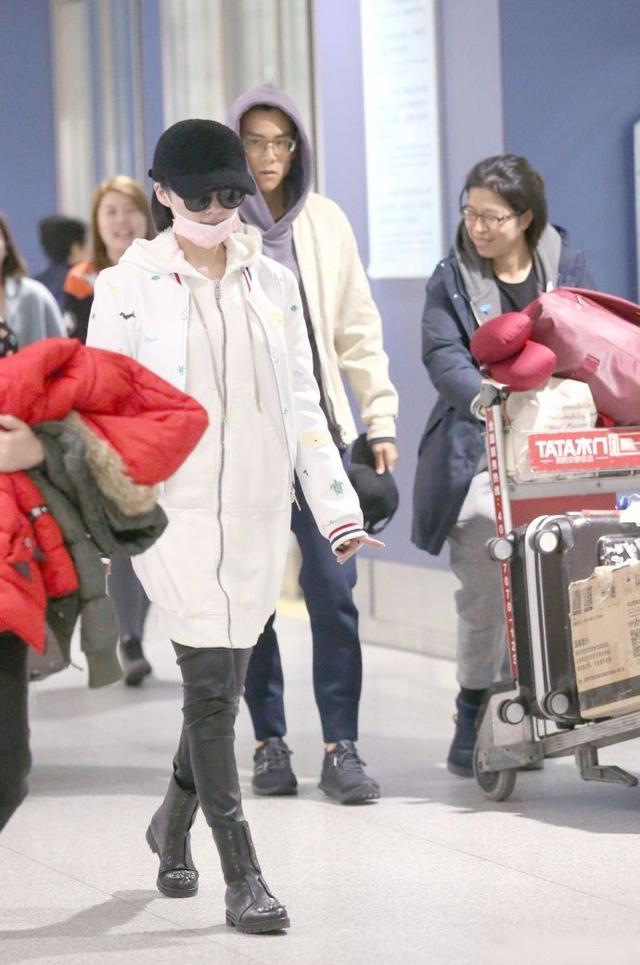 女人不要乱外套，身材再好的女星都穿成了土包子，连杨幂都不例外