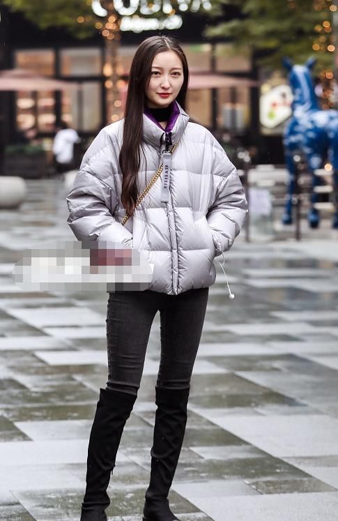  『位美女身』街拍：小姐姐一款白色的旗袍，脚踩一双蓝色的浅口高跟鞋，很迷人