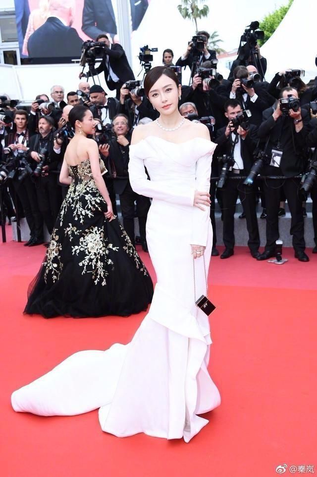 秦岚穿旗袍裙,古典气质尽显!网友:这腰太细了,之前都没发现!