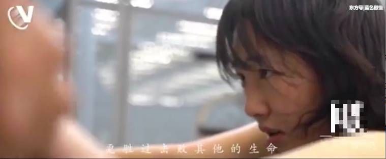 白百何着紧身背心做运动，身材臃肿显邋遢，素颜的她如邻家大妈