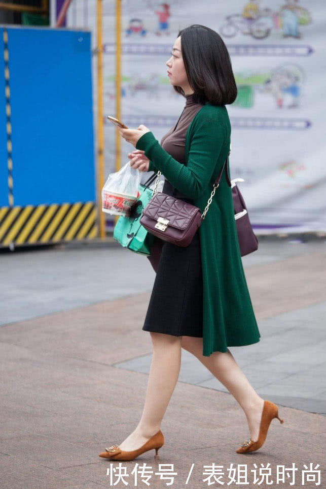 小阿姨风韵犹存穿紧身T恤裹出浑圆上围，走起路来左右摇摆吸睛无