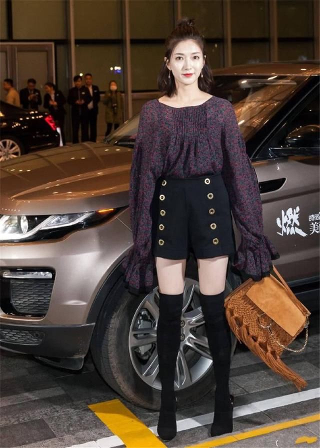 江疏影太惊艳了！一步裙配高跟鞋踩枫叶，网友：大长腿藏不住！