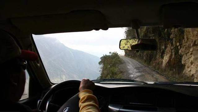 全球第一夺命公路，每年300人丧生于悬崖，敢走的司机胆得多大