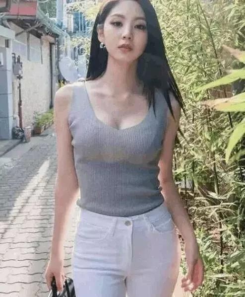 街拍:美女身穿紧身T恤和白色短裤,非常好看的长腿!