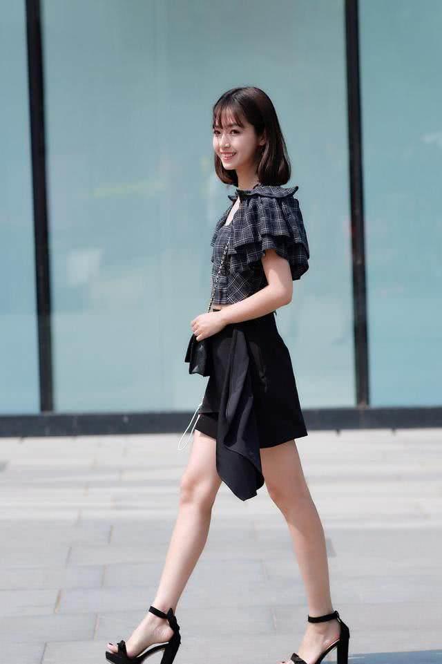 街拍：穿着清新靓丽小姐姐，简单大气！