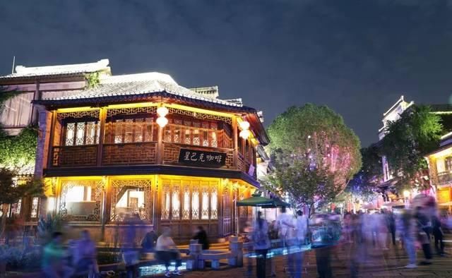 星巴克爆改百年老建筑,将闲置“废楼”改出王炸!网友:别卖咖啡