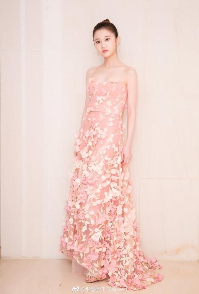 张慧雯牛仔裙的V领就是个摆设，还不如裙子的图案有看头！