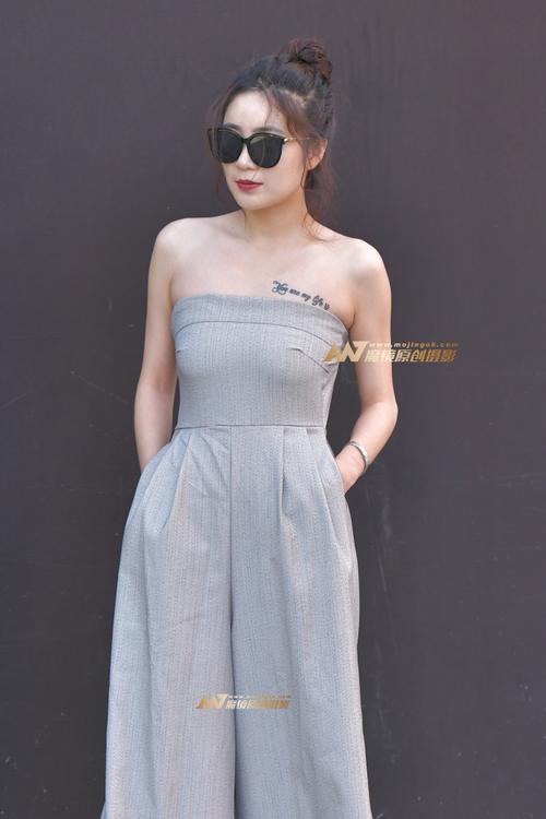 路人街拍，休闲裙裤的小姐姐，看上去很舒适