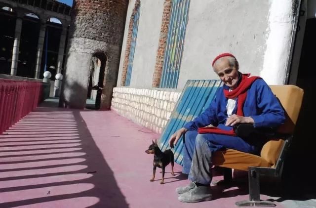 他用半个世纪捡来的垃圾建成教堂，不用起重机，仅凭双手创造奇迹