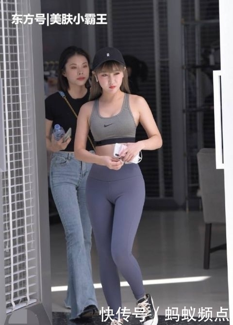  特别■街拍：清新淡雅的打底裤姑娘，身材紧致匀称，特别有魅力！