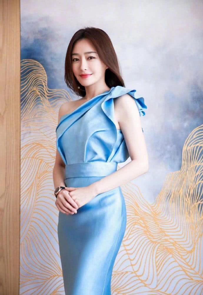 秦岚身穿斜肩鱼尾长裙, 好身材一览无余, 网友: 正经起来真要命