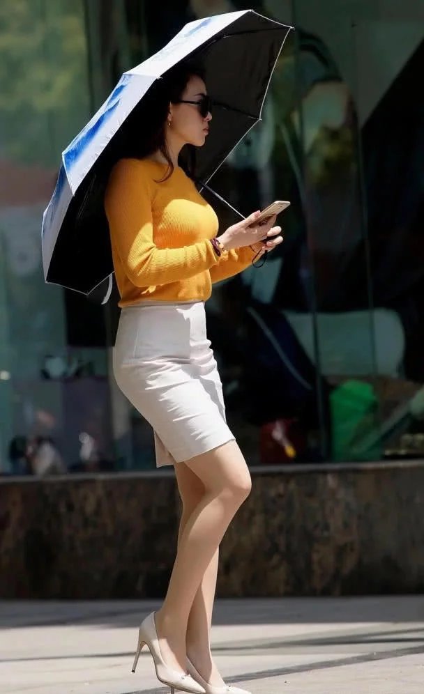 米黄色针织上衣勾勒出丰满的胸部线条，小姐姐你惊艳了时光