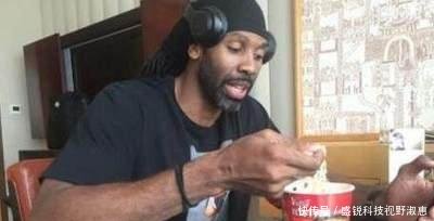 印度游客前来中国, 吃了泡面得知只要5元钱的价格后, 一脸不相信