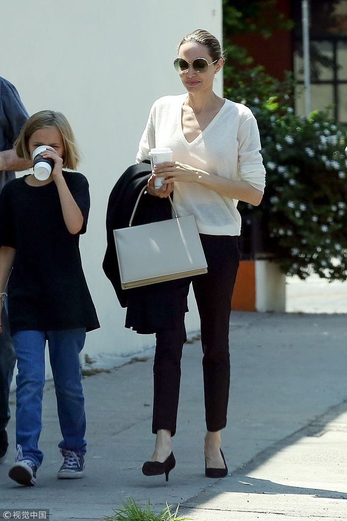 朱莉皮特爱子诺克斯端咖啡小模样有范 妈妈白衣优雅高挑身材抢镜