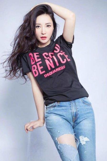 柳岩最新近照，T恤搭破洞裤难掩好身材，藏住事业线却藏不住曲线