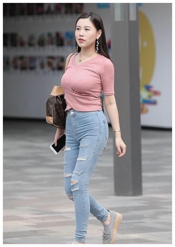 时尚穿搭:穿着牛仔裤的美女,倍显迷人身材,想不美都难