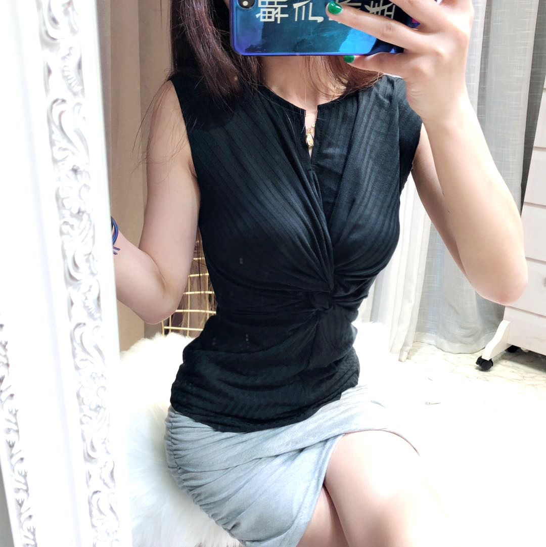 外出衣服搭配不好看?试试这几款上衣，百搭又突显优雅气质