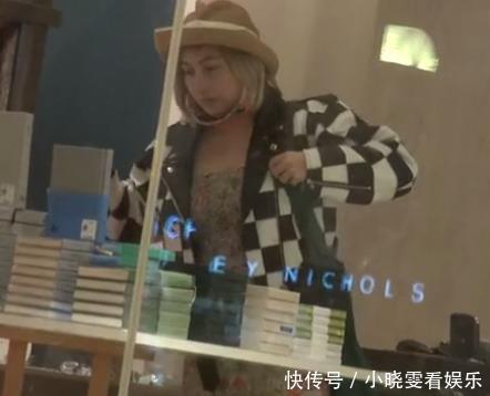 赌王二房千金何超仪低调现身购物,短短半小时便扫走五大袋战利品