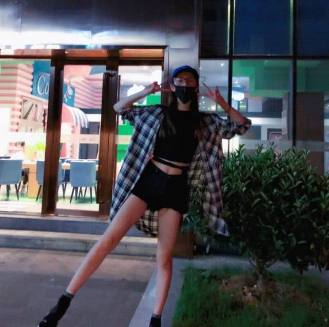 火箭少女傅菁与周洁琼同穿黑色露脐装，网友：小蛮腰水蛇腰的区别