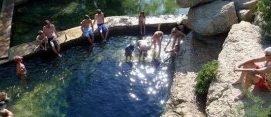 美国一个4米宽的水坑，已有多人在此遇难，游客却还是蜂拥而至