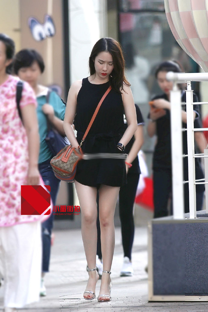 街拍重庆:长得好看的，穿什么都好看，都很时尚大气!