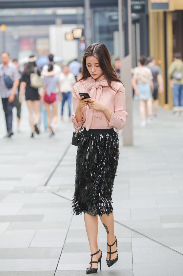 街拍：小姐姐独特美丽眸含秋水，一双大长腿！