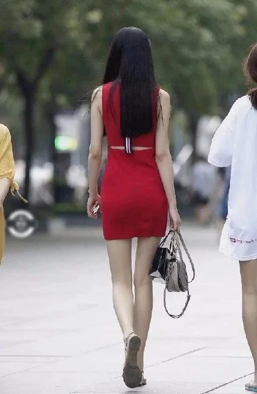 女神级气质小姐姐，大红色包臀裙勾勒浑圆曲线
