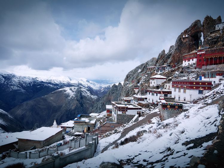 中国海拔最高的寺庙，建在悬崖边上，不愧是僧人们的苦修之地！