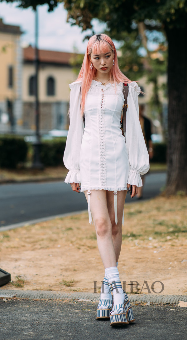 如何用白色单品时髦度夏